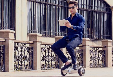 It is true that the tiny and exquisite S6 saddle equipped self-balancing scooter makes scooter riding more interesting and fashionable in urban life.